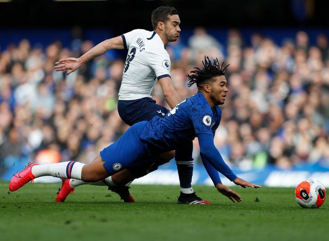 国脚连续射门被封堵仍不气馁（射门接连被挡，国脚斗志不减）