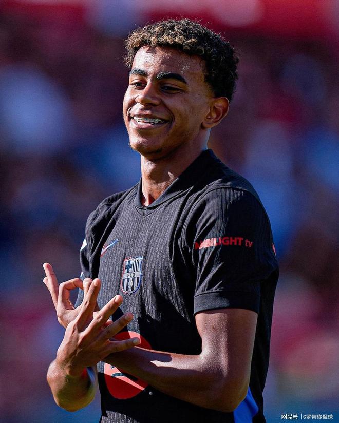 当年巴萨的训练课，疯狂过人进球的梅西！（巴萨旧日训练场，梅西连过数人疯狂破门）