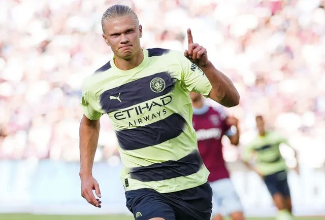 梅西在球场内与印度球迷挥手互动，之后活动因骚乱提前结束（梅西赛场向印度球迷挥手致意，现场骚乱致活动提前收场）