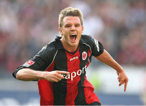 记者：邓卓翔尚未与三镇有进一步沟通，三镇目前也没换帅消息（记者称邓卓翔与三镇暂无进一步沟通，俱乐部暂未有换帅消息）