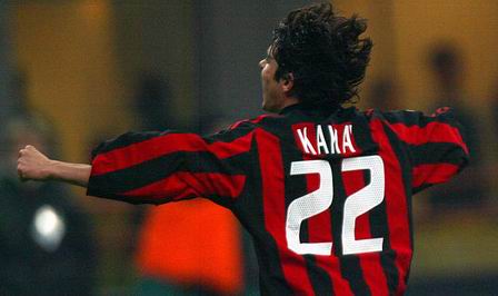 山东泰山选择韩鹏执教，凭借其责任感和团队精神，重燃球队斗志，提升士气，取得进步。