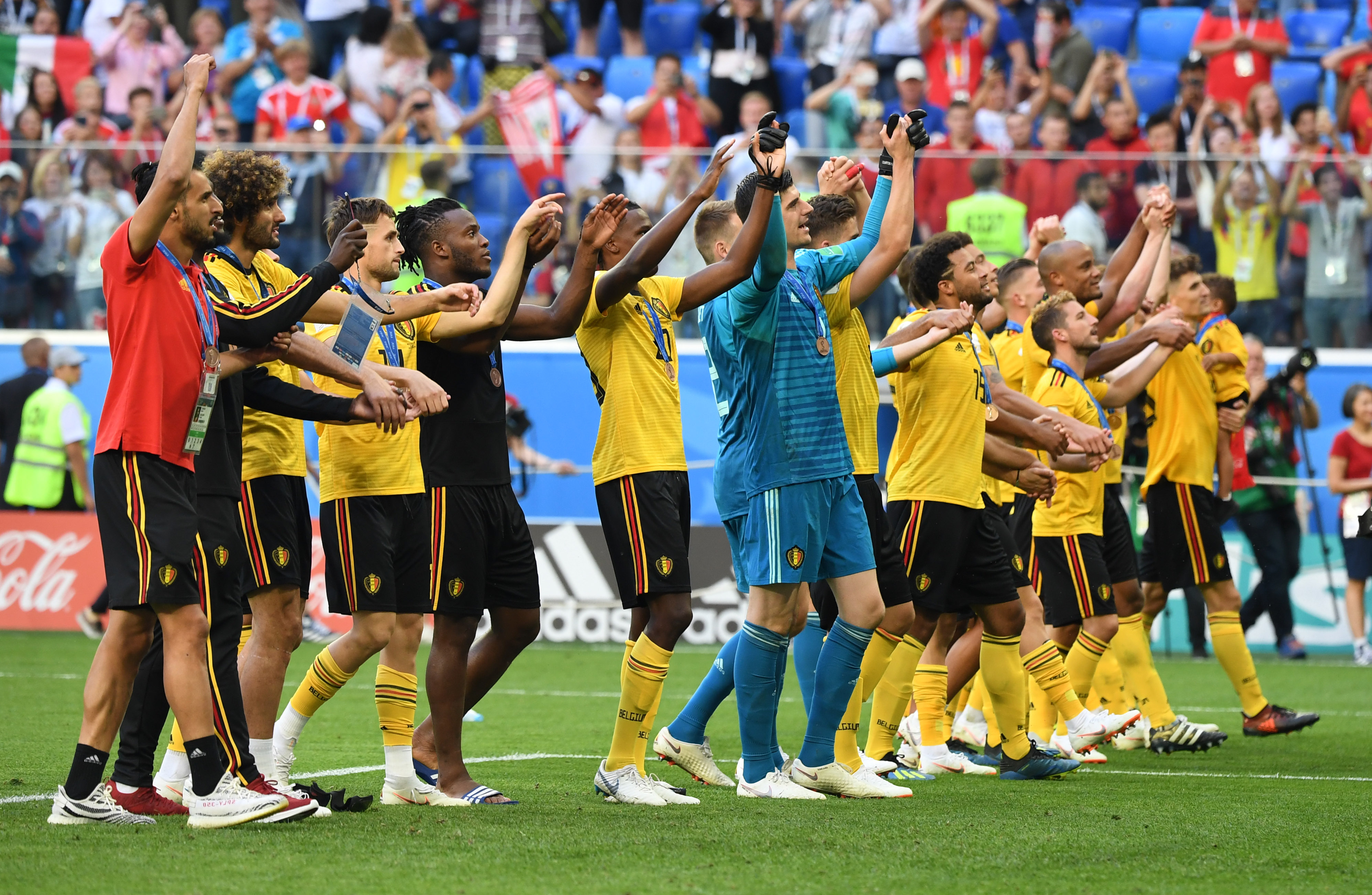 热议中超争冠：争冠悬念基本不在；申花没朋友拿不了冠军（中超夺冠话题升温：冠军归属已无悬念，申花孤立难问鼎）